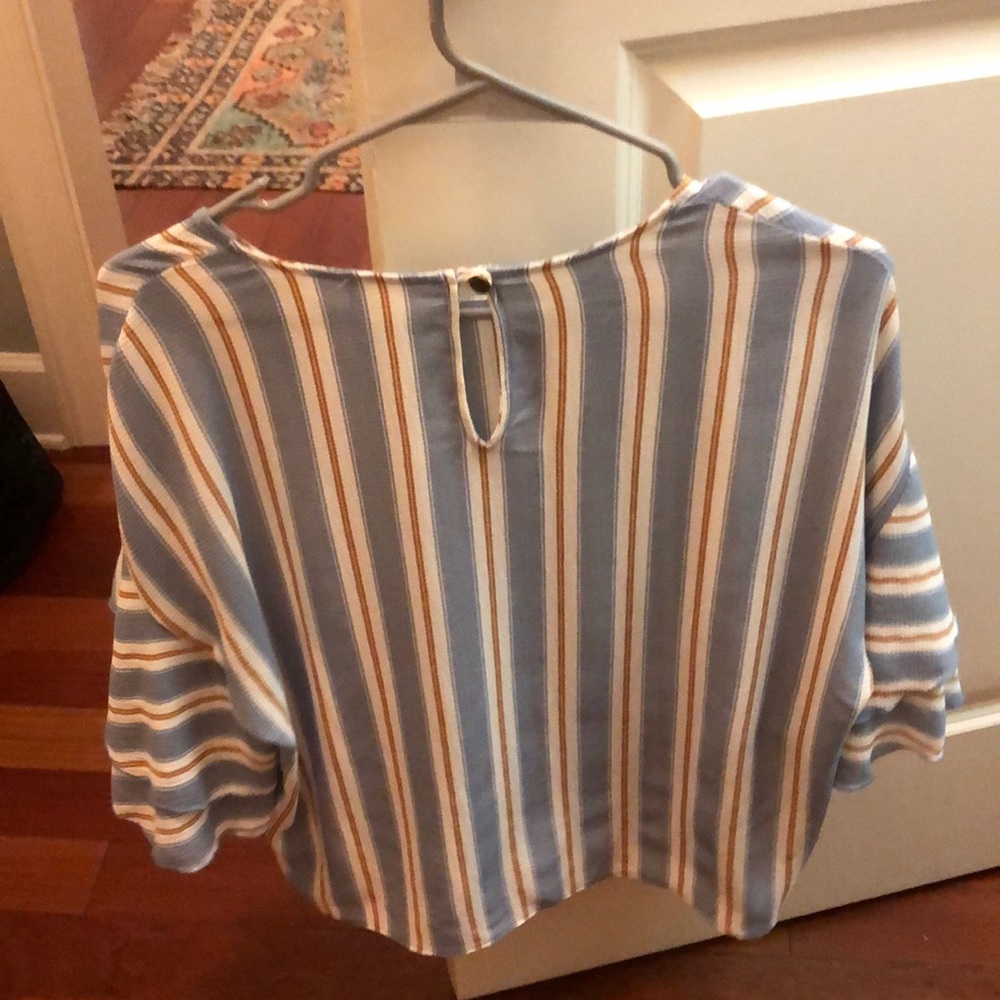 Cute/ Beachy Ruffle Blouse - Picture 2 of 2